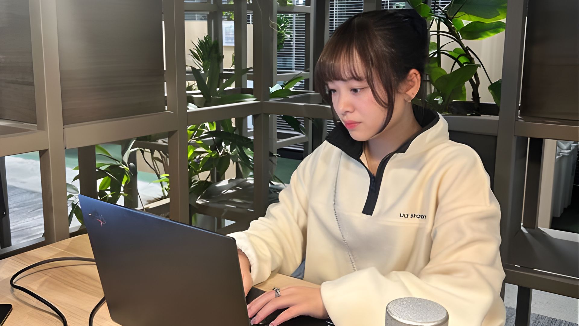 「社員インタビュー」文系・未経験からITエンジニアへ。成長を実感できる環境（髙野真依）